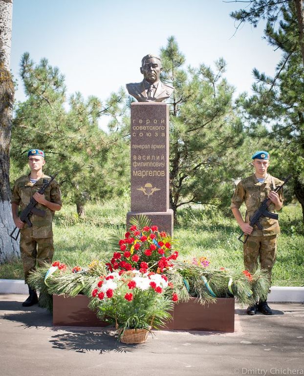 Бірюков не втримався від фото "мімімішних" десантників і морпіхів з Маріуполя