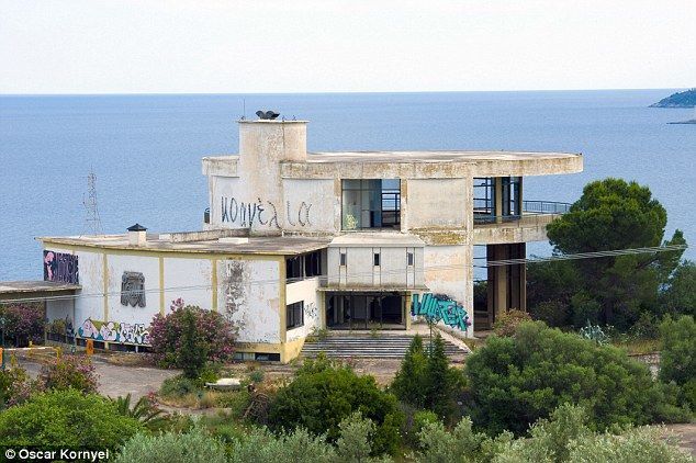 На що криза перетворила розкішний курорт Греції, де відпочивала Джолі