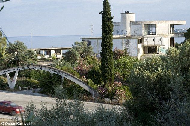 На що криза перетворила розкішний курорт Греції, де відпочивала Джолі