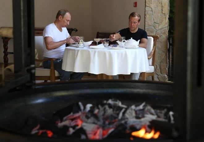 Двое из ларца: Путин и Медведев провели насыщенное утро наедине. Фоторепортаж 