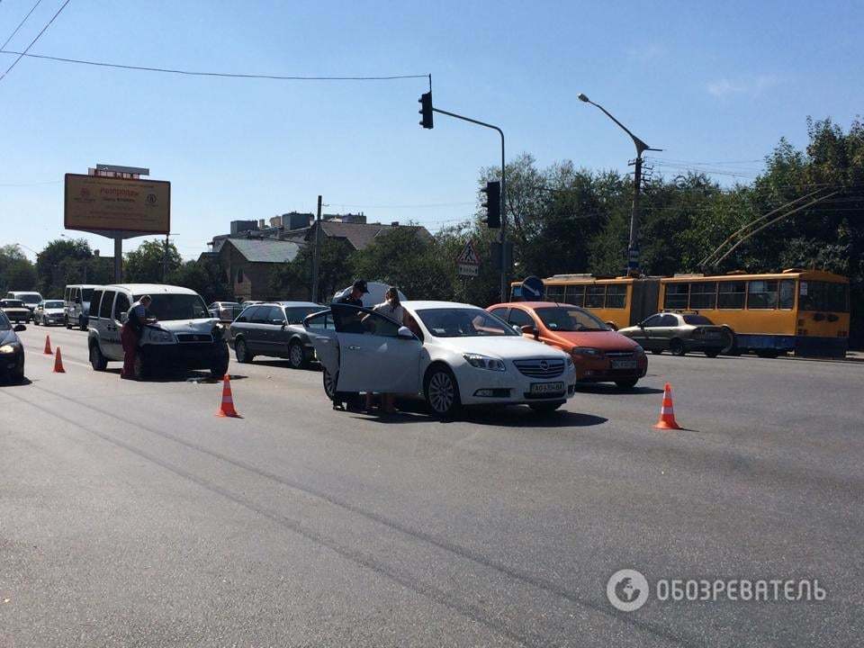 Во Львове полиция молниеносно прибыла на ДТП: фото и видео аварии