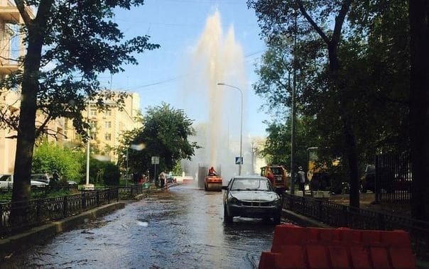 У Москві забив фонтан із стічних вод: фотофакт