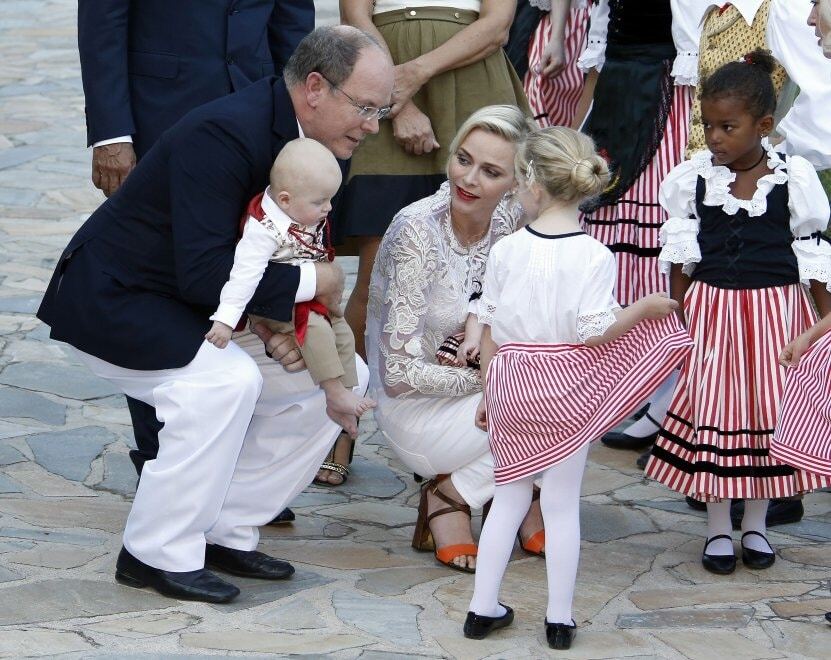 Первый выход в свет: 8-месячные принц и принцесса Монако побывали на пикнике.  Фото венценосных малышей