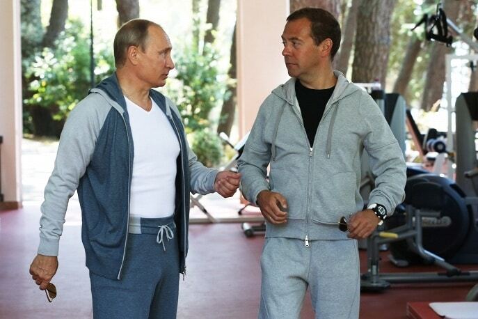Двоє зі скриньки: Путін і Медведєв провели насичений ранок наодинці. Фоторепортаж