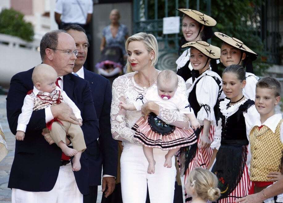 Первый выход в свет: 8-месячные принц и принцесса Монако побывали на пикнике.  Фото венценосных малышей