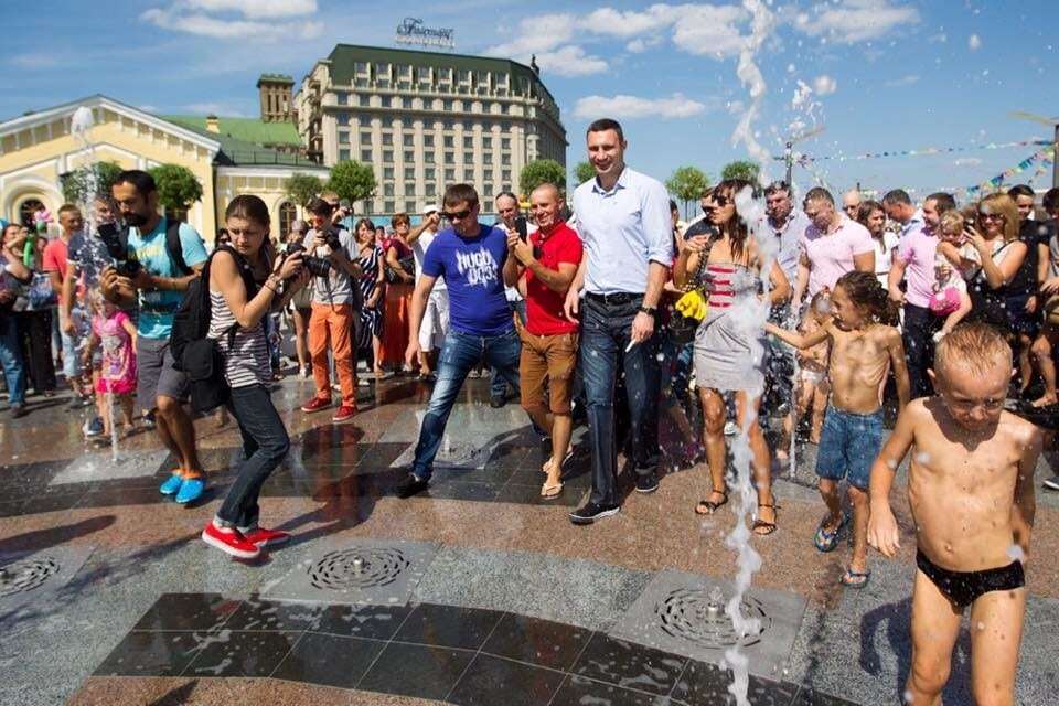 Кличко открыл обновленную пешеходную зону на Почтовой площади 