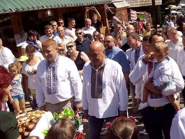 Москаль дефілював у Міжгір'ї в джинсах і вишиванці: опубліковані фото