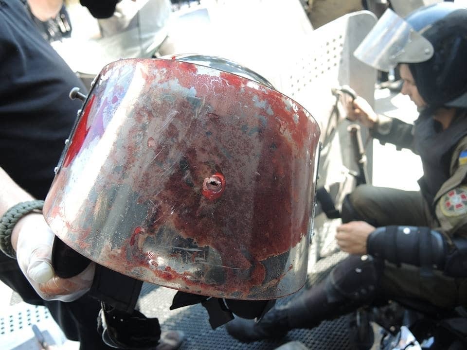 Сутички під Радою: опубліковано фото простреленого шолома бійця НГУ