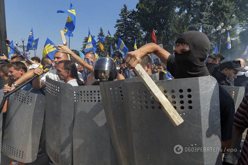 Не хочуть міняти Конституцію: близько тисячі активістів почали пікетувати Раду. Онлайн-трансляція