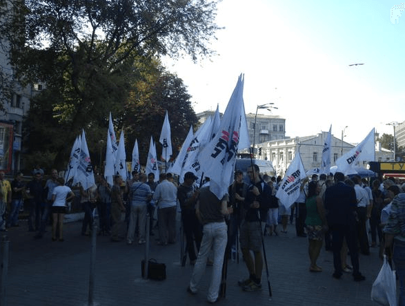 Не хочуть міняти Конституцію: близько тисячі активістів почали пікетувати Раду. Онлайн-трансляція