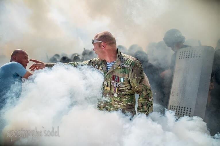 Крутий мужик! Журналіст зняв "ангела" - охоронця під Радою: фоторепортаж