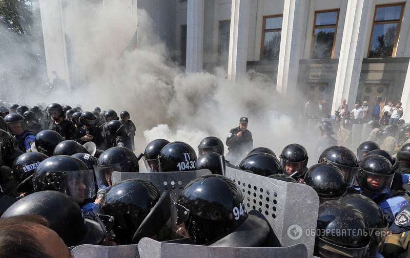 Не хочуть міняти Конституцію: близько тисячі активістів почали пікетувати Раду. Онлайн-трансляція