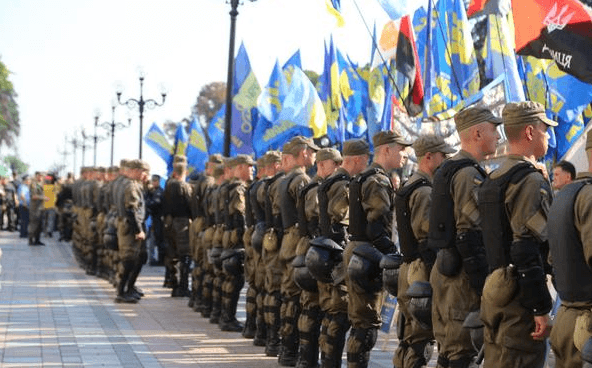 Не хочуть міняти Конституцію: близько тисячі активістів почали пікетувати Раду. Онлайн-трансляція