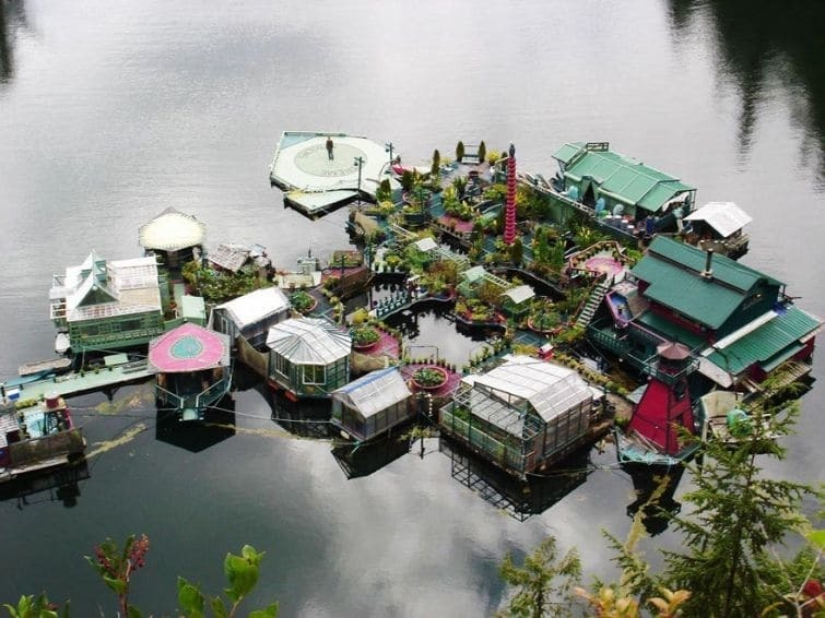 Супруги  построили потрясающий дом на воде с танцполом и теплицами
