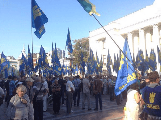 Столкновения в Киеве: погибли трое нацгвардейцев. Подробности, фото и видео