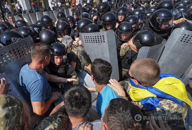 Не хочуть міняти Конституцію: близько тисячі активістів почали пікетувати Раду. Онлайн-трансляція