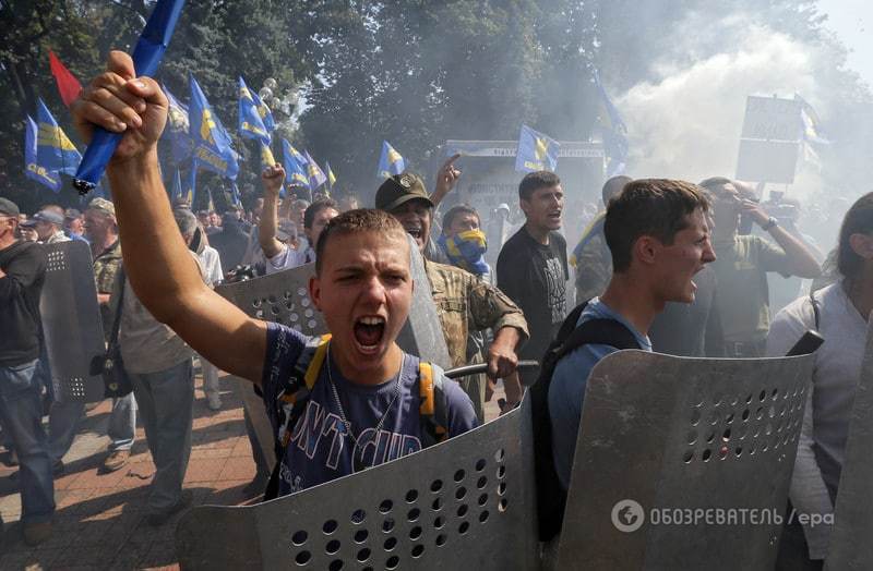 Не хочуть міняти Конституцію: близько тисячі активістів почали пікетувати Раду. Онлайн-трансляція