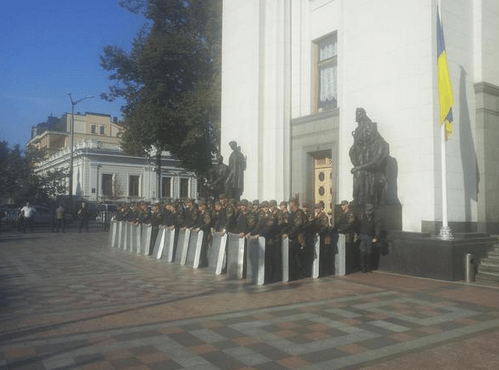 Не хочуть міняти Конституцію: близько тисячі активістів почали пікетувати Раду. Онлайн-трансляція