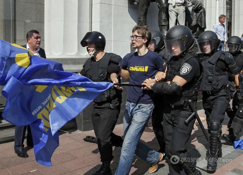 Не хочуть міняти Конституцію: близько тисячі активістів почали пікетувати Раду. Онлайн-трансляція