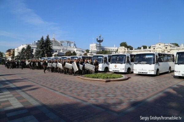 Не хочуть міняти Конституцію: близько тисячі активістів почали пікетувати Раду. Онлайн-трансляція