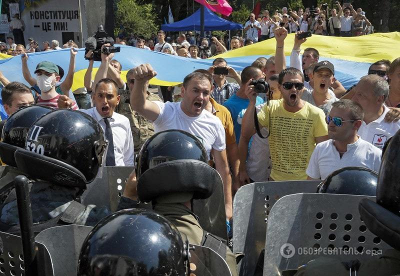 Столкновения в Киеве: погибли трое нацгвардейцев. Подробности, фото и видео