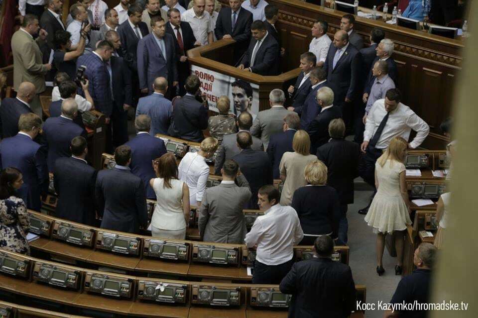 Рада розпочала свою роботу під крики "Ганьба": фотофакт