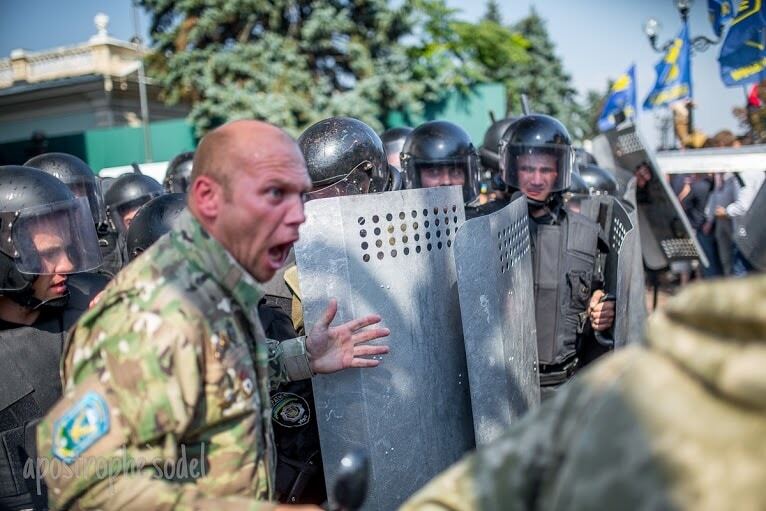 Крутой мужик! Журналист заснял "ангела"-хранителя под Радой: фоторепоортаж