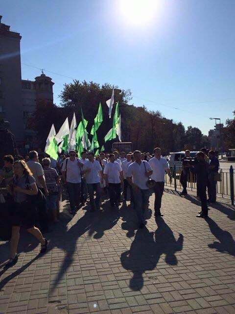 Не хочуть міняти Конституцію: близько тисячі активістів почали пікетувати Раду. Онлайн-трансляція