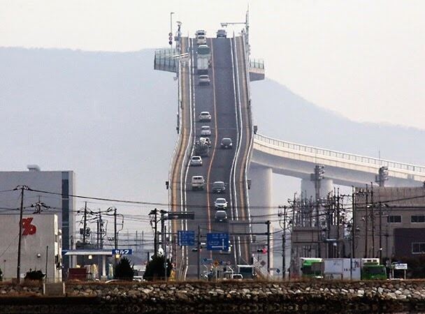 Самый экстремальный мост в Японии, от поездки по которому захватывает дух