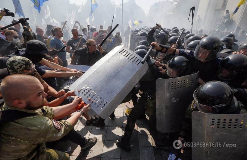 Столкновения в Киеве: погибли трое нацгвардейцев. Подробности, фото и видео