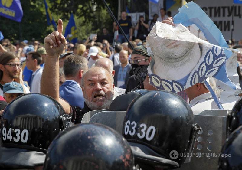 Столкновения в Киеве: погибли трое нацгвардейцев. Подробности, фото и видео