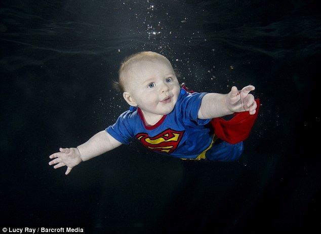 Снимки малышей под водой стало новым хитом семейных фото