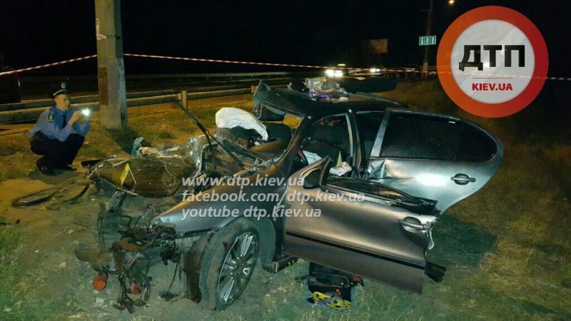 Смертельне ДТП у Києві: автомобіль врізався у стовп