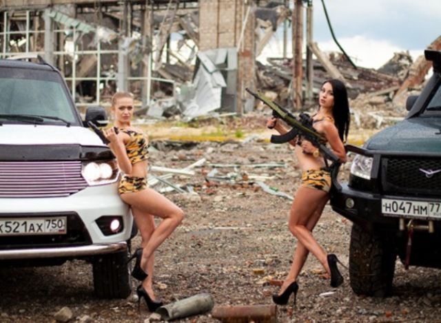 На крові захисників луганського аеропорту напівголі дівчата зі зброєю влаштували еротичну фотосесію