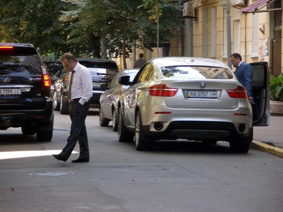 Полиция наказала "героя парковки" из Генпрокуратуры: фотофакт