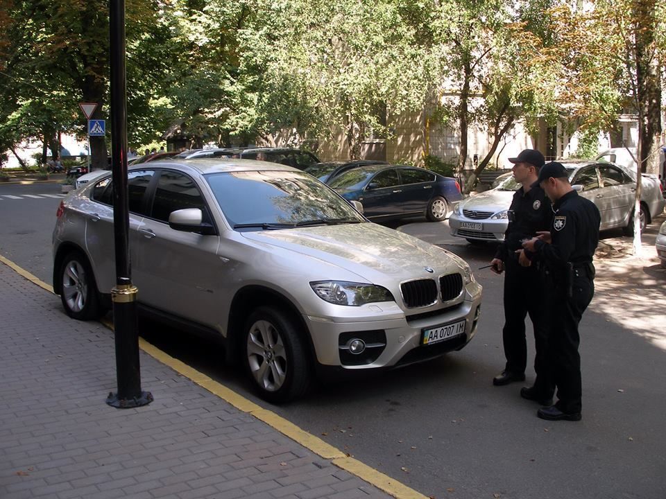 Полиция наказала "героя парковки" из Генпрокуратуры: фотофакт