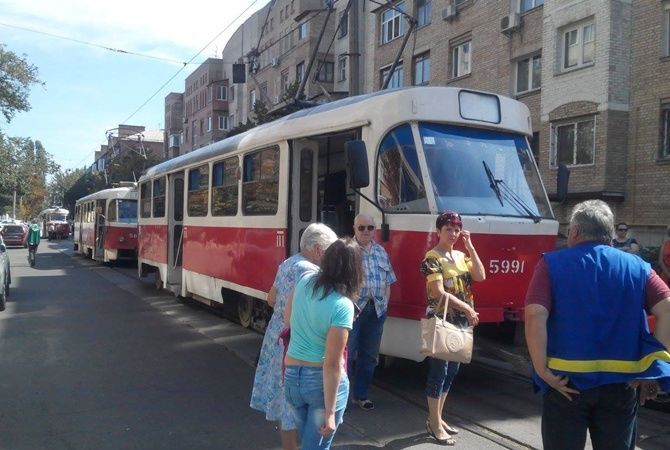 В Киеве герой парковки парализовал движение трамваев