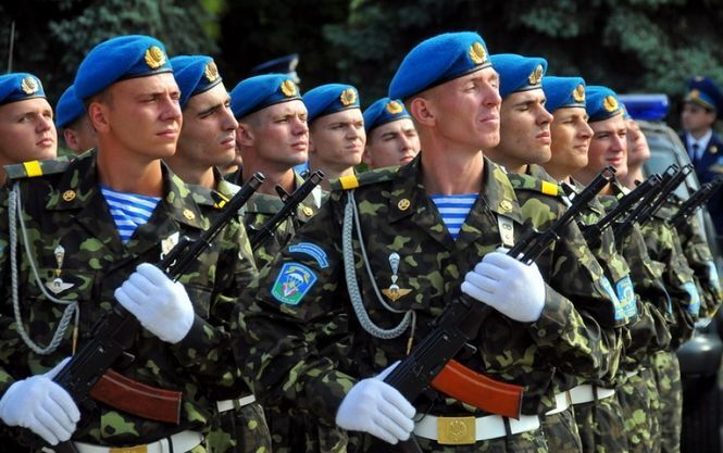 У Росії на плакатах до Дня ВДВ красувалися українські десантники: фотофакт