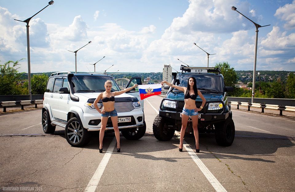 На крови защитников луганского аэропорта полуголые девицы с оружием устроили эротическую фотосессию