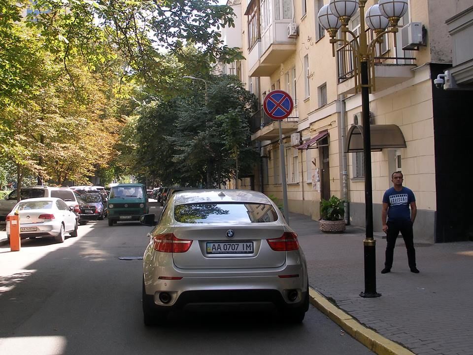 Поліція покарала "героя парковки" з Генпрокуратури: фотофакт