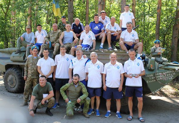 Футболісти "Динамо" зіграли з десантниками на Луганщині матч миру