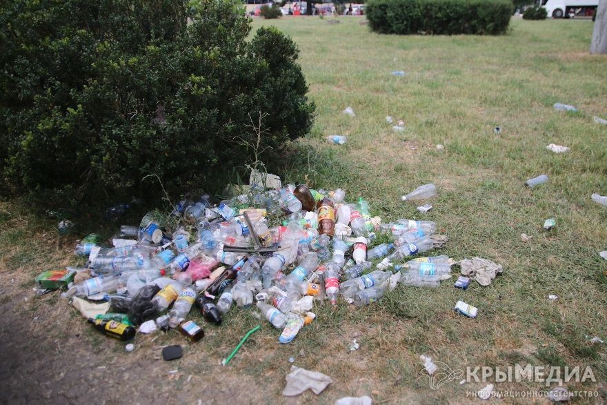 Крымский аэропорт встречает немногочисленных туристов горами мусора: фотофакт
