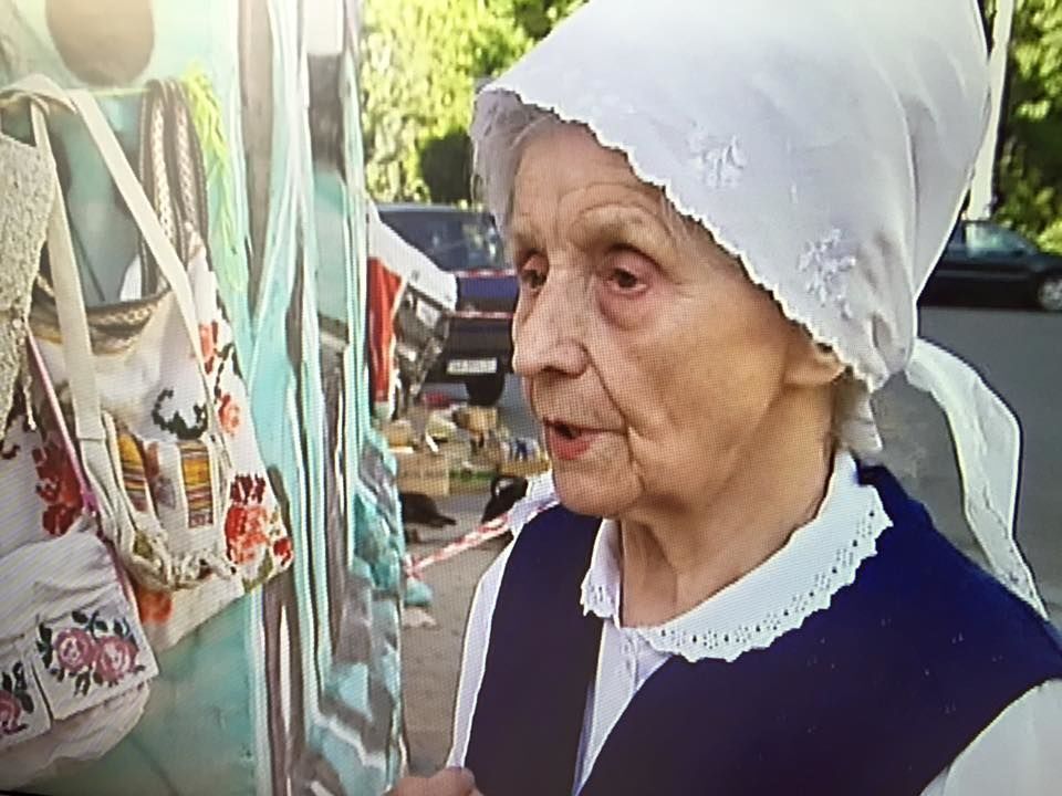 Пожилая киевлянка перевела все заработанные деньги на АТО: фотофакт