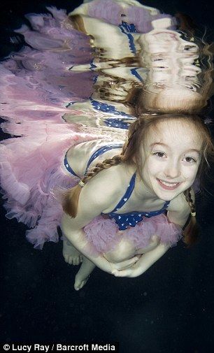 Снимки малышей под водой стало новым хитом семейных фото