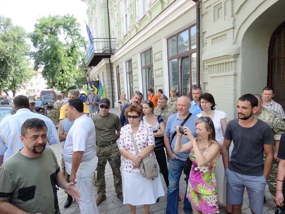 В Мариуполе протестовали против сепаратиста-начальника военно-городского центра