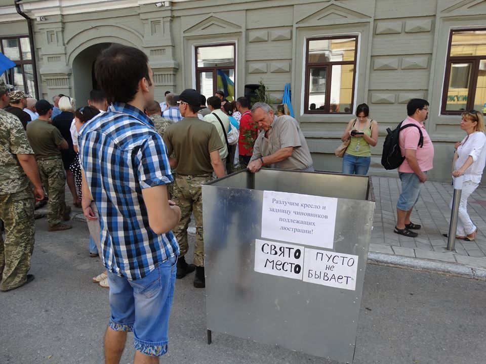 В Мариуполе протестовали против сепаратиста-начальника военно-городского центра