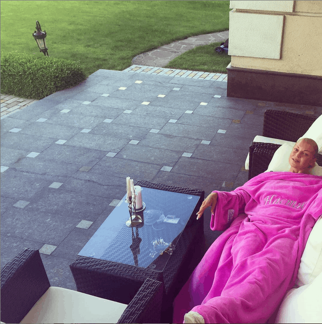 Волочкова уснула под домом в розовом пледе: фотофакт