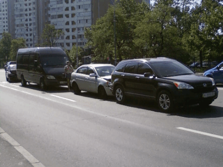 В Киеве в тянучке столкнулись четыре автомобиля