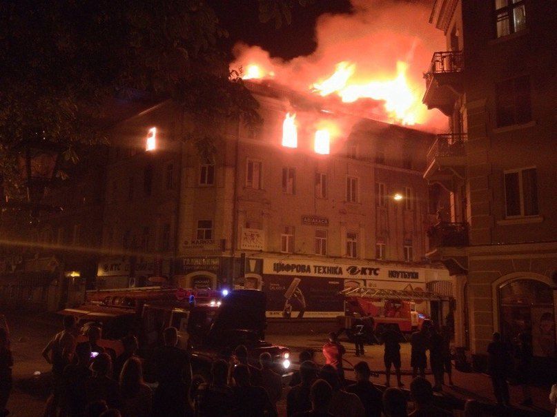 В історичній частині Тернополя спалахнув старовинний будинок: фото з місця НП