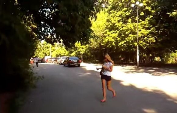 В Киеве водители ринулись объезжать тянучку по пешеходной зоне: видеофакт